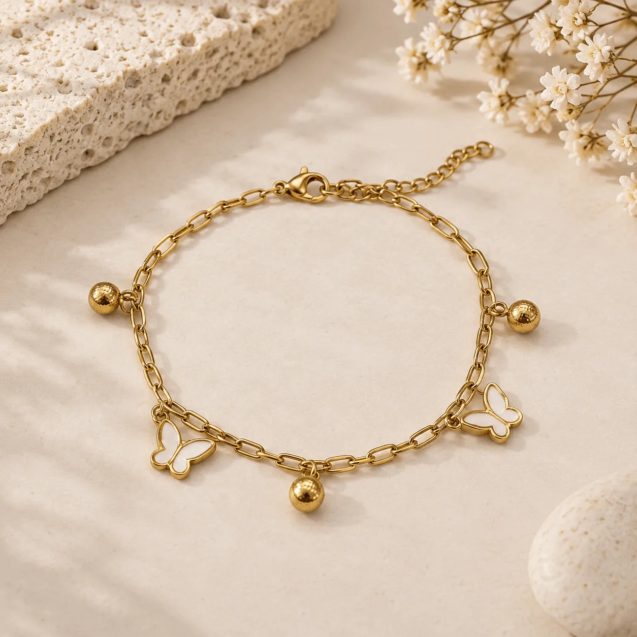 pulsera dorada con dijes mariposas blancas