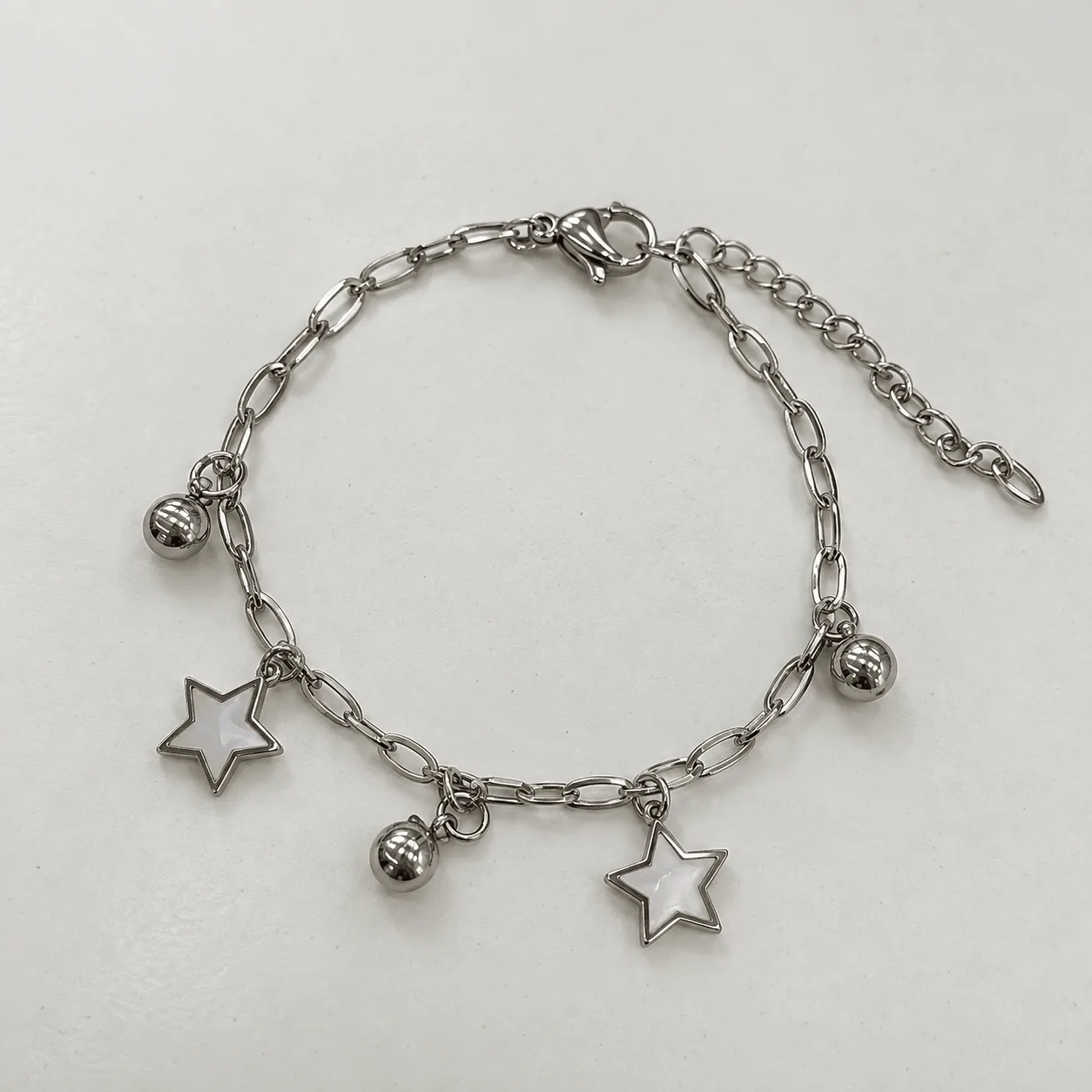 pulsera plateada estrellas blancas